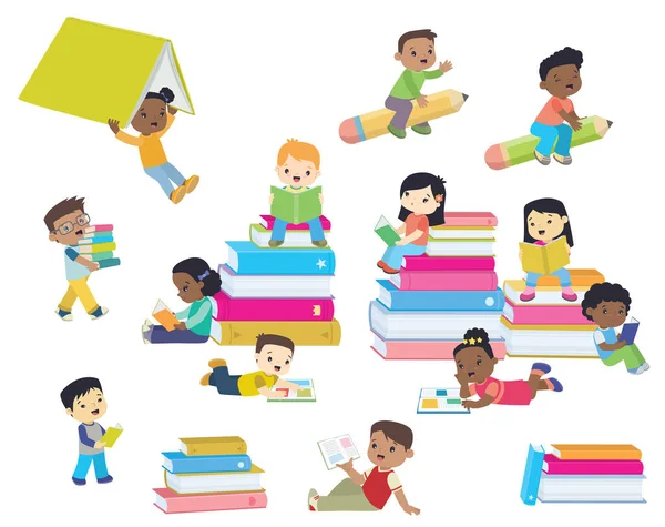 Multi Etnische School Kinderen Lezen Met Stapels Boeken Platte Vector — Stockvector