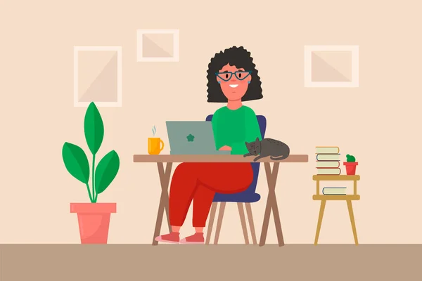E 'seduta una ragazza con un portatile. Il concetto di freelance o studio.Graziosa illustrazione d'interni con persone in stile piatto. — Vettoriale Stock