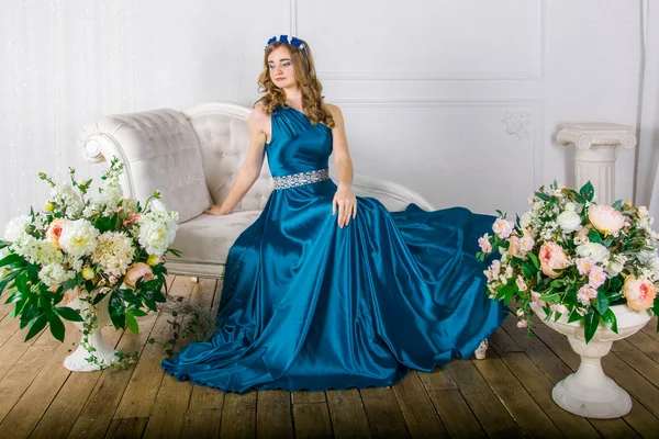 Stüdyo güzel elbiseli kız