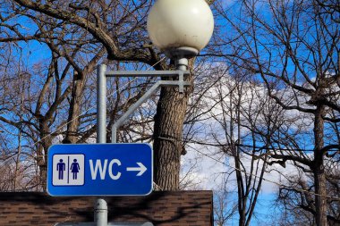 İlkbaharın ortasında park et, gezgin insanlar ve hayvanlarla. 