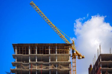 Çoklu aile konutları yapım aşamasında. 