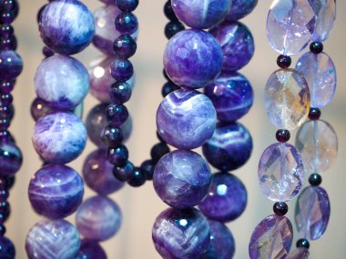 Temel metallerden ve süs taşlarından yapılmış mücevherler, ucuz. 