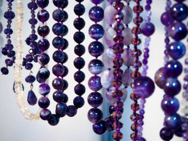 Temel metallerden ve süs taşlarından yapılmış mücevherler, ucuz. 