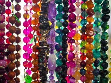 Temel metallerden ve süs taşlarından yapılmış mücevherler, ucuz. 