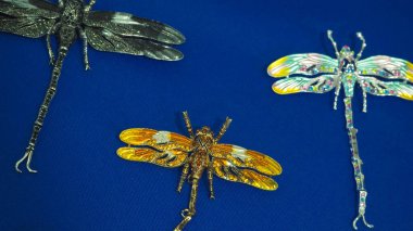 Temel metallerden ve süs taşlarından yapılmış mücevherler, ucuz. 