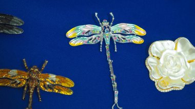 Temel metallerden ve süs taşlarından yapılmış mücevherler, ucuz. 