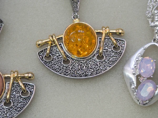 Temel Metallerden Süs Taşlarından Yapılmış Mücevherler Ucuz — Stok fotoğraf