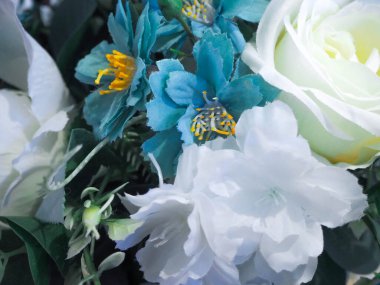 Yapay çiçekler beyaz, mavi ve kırmızı 