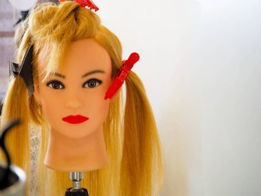 Saçları tokalı kuaförleri eğitmek ve eğitmek için mankenler. 