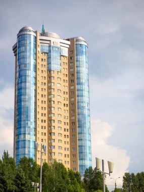 Rusya 'nın Samara kentindeki Volga Nehri setinde yürüyüş ve beden eğitimi ve spor 