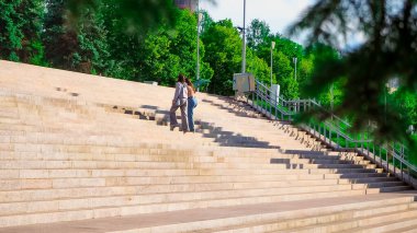 Rusya 'nın Samara kentindeki Volga Nehri setinde yürüyüş ve beden eğitimi ve spor 