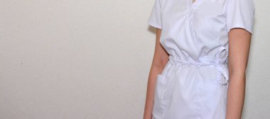 Doktor ya da hemşire beyaz ya da başka bir renk sabahlık ya da takım elbise giymişti. 