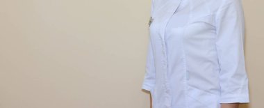 Doktor ya da hemşire beyaz ya da başka bir renk sabahlık ya da takım elbise giymişti. 