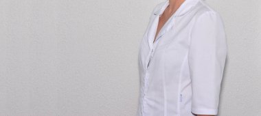 Doktor ya da hemşire, beyaz ya da renkli bir bornoz ya da takım elbise giymiş, sağlam bir duvar arkasında. 