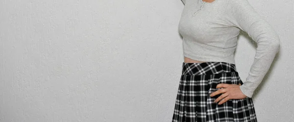 Vrouw Casual Kleding Een Solide Muur Achtergrond — Stockfoto