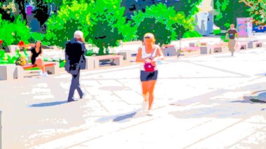 Şehirde yürüyor, koşuyor, bisiklete biniyor, güneşleniyor, sahilde yüzüyor. 