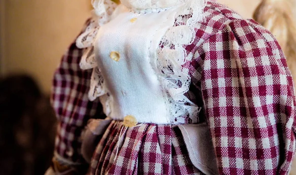 Fragment Eines Kleides Für Eine Porzellanpuppe — Stockfoto