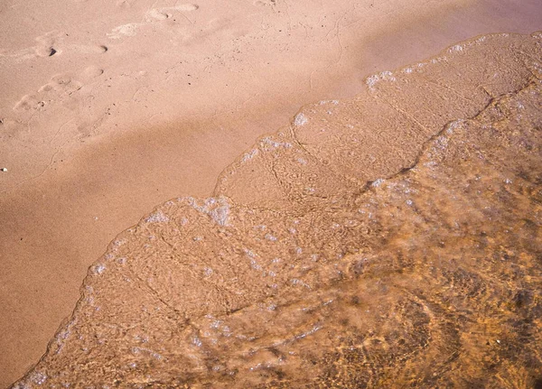 Пляж Песком Голубой Водой Девушка Цветным Кругом — стоковое фото
