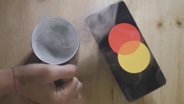 Логотип Mastercard Смартфоне Android Горячей Чашкой Кофе Mastercard Онлайн Бесконтактных — стоковое видео