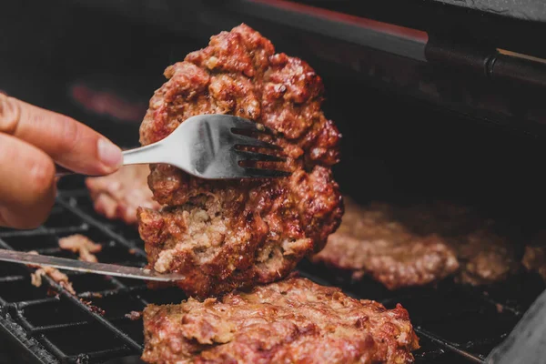 Hambúrgueres Grelha Com Queijo Gorm Derretendo Cima Carne Carne Cozida — Fotografia de Stock