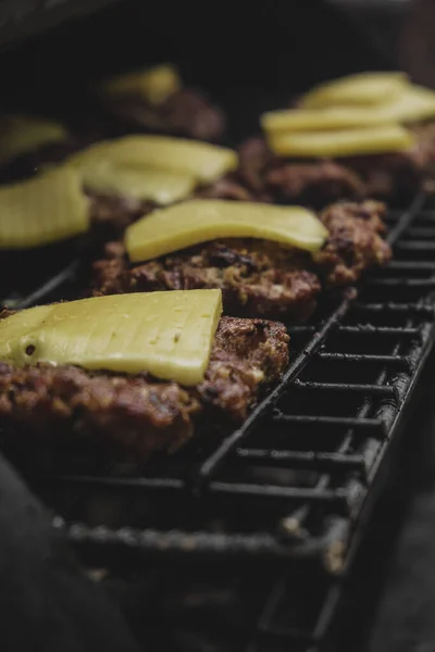 Burgers Στη Σχάρα Τυρί Gorm Τήξη Πάνω Από Κρέας Κρέας — Φωτογραφία Αρχείου