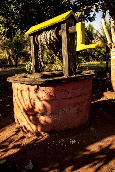 田舎の農場にロープで水のカラフルなレトロな井戸 — ストック写真