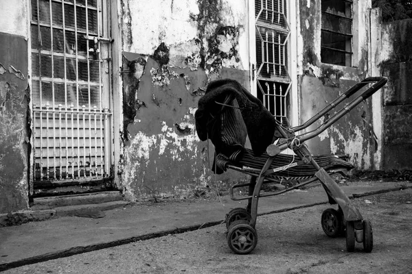 Verlassene Kinderwagen Der Nähe Von Degradierten Haus Mit Eisentüren Und — Stockfoto