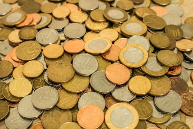 Bir sürü bozuk para (altın, gümüş ve bakır paralar). Brezilya 'dan gelen para birimi 