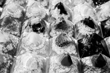 Küçük renkli piramitlerden oluşan bir grup iyi enerji ve meditasyon için bir arada. Mistik bir ortam yaratmak için kullanılan süsler. (Siyah ve Beyaz versiyonu)