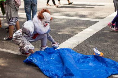 Sao Paulo / Sao Paulo / Brezilya - 08 19 2018: Gösteriyi hazırlayan sokak palyaçosu kostümü