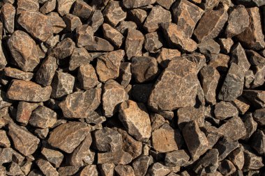 Kuru gri kayalar ve taşlar bir doku oluşturur.