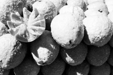 Bir yığın ıslak gava meyvesi ve en üstte yıldız şeklinde güzel bir tane (Siyah ve Beyaz Versiyon))