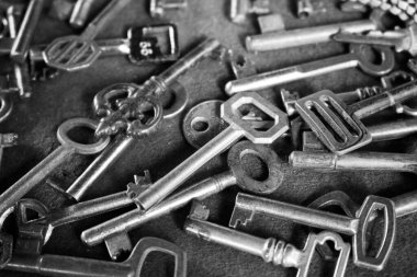 Sao Paulo / Sao Paulo / Brezilya - 08 19 2018: Farklı eski antika anahtarlardan oluşan bir grup. Bit pazarı ya da eski bir kapı açacağı fabrikası gibi görünüyor. (Siyah ve Beyaz versiyonu)