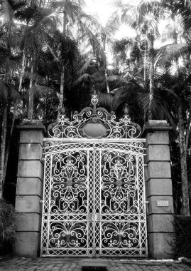 Botanik Bahçesi 'ndeki Taş Kapı (Siyah ve Beyaz versiyonu)