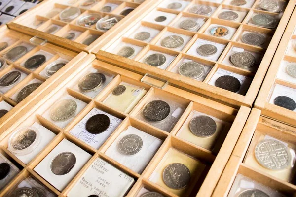 異なる国や国 フォーマットやサイズの様々なコインのコレクション このテキストはポルトガル語で スイス ローザンヌ ビショプリク ディエ シルバー キャロライン神殿3輪 ストック画像