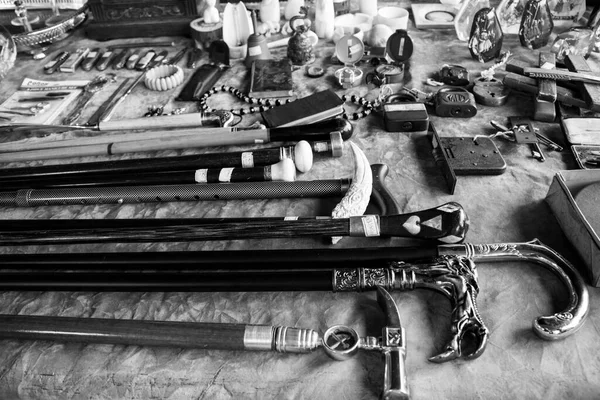 サンパウロ Brazil フリーマーケットで披露される様々なオブジェクト 南京錠 ナイフ およびその他の金属や木のツール 黒と白のバージョン ストック写真