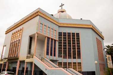 Jau / Sao Paulo / Brazil - 02 21 2020: Sao Sebastio Parish, Jahu şehrinden (Jau) Diocesan Miter. Katolik kilise binasının arkasında.
