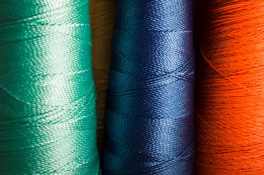 Açık yeşil, mavi, turuncu ve sarı makaralı grup çok renkli bir görüntü oluşturuyor.