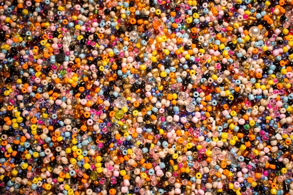 Wiele Mieszanych Kolorowych Koralików Tworzących Bardzo Kolorowy Teksturowany Obraz — Zdjęcie stockowe