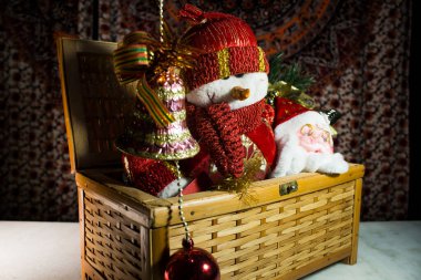 Noel eşyalarıyla dolu ahşap kutu.
