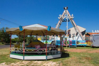 Ibitinga, SP, Brezilya - 02 07 2021: Lunaparktaki korsan gemisi ve atlı karınca