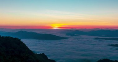 Phu Chi Dao, Chiang rai Tayland 'da sis denizi ile dağların üzerinde gün doğumu, zaman aşımı.