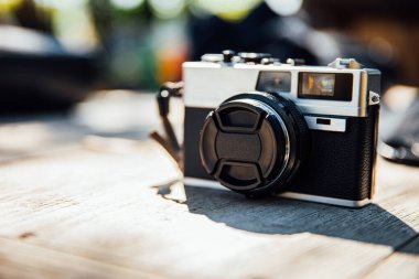 Ahşap masada eski bir fotoğraf makinesi var.