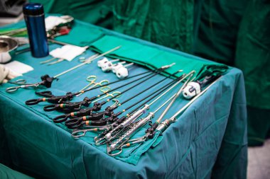 Laparoskopik ameliyat için steril cerrahi aletleri kapatın. ameliyat için araçlar