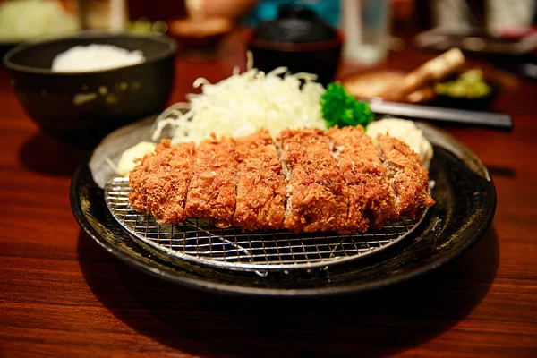 具材は日本料理 揚げ豚カツ ポテトサラダ スライスキャベツ — ストック写真