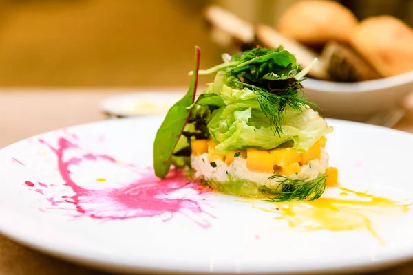 Mango, avokado, sebze ve sebze salatası ve soslu yengeç Tian, güzel bir restoranda başlangıç veya aperatif.