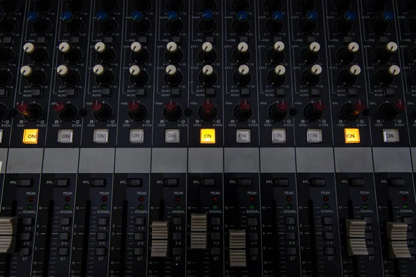 Zbliżenie Profesjonalnej Audio Digital Mixing Sound Console — Zdjęcie stockowe