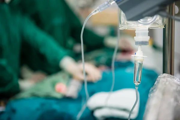 Ameliyathanede damar içi serum damlası serumunu kapatın.