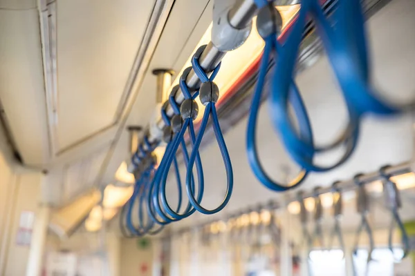 Emniyet Kemerlerinin Asılı Olduğu Sıra Bir Metro Treninin Kollarını Tutuyor — Stok fotoğraf