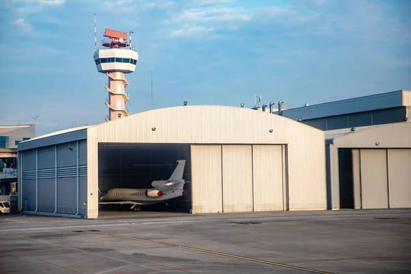 Estacionamiento Aeronaves Dentro Del Hangar Aeropuerto Torre Control Vuelo Detrás —  Fotos de Stock